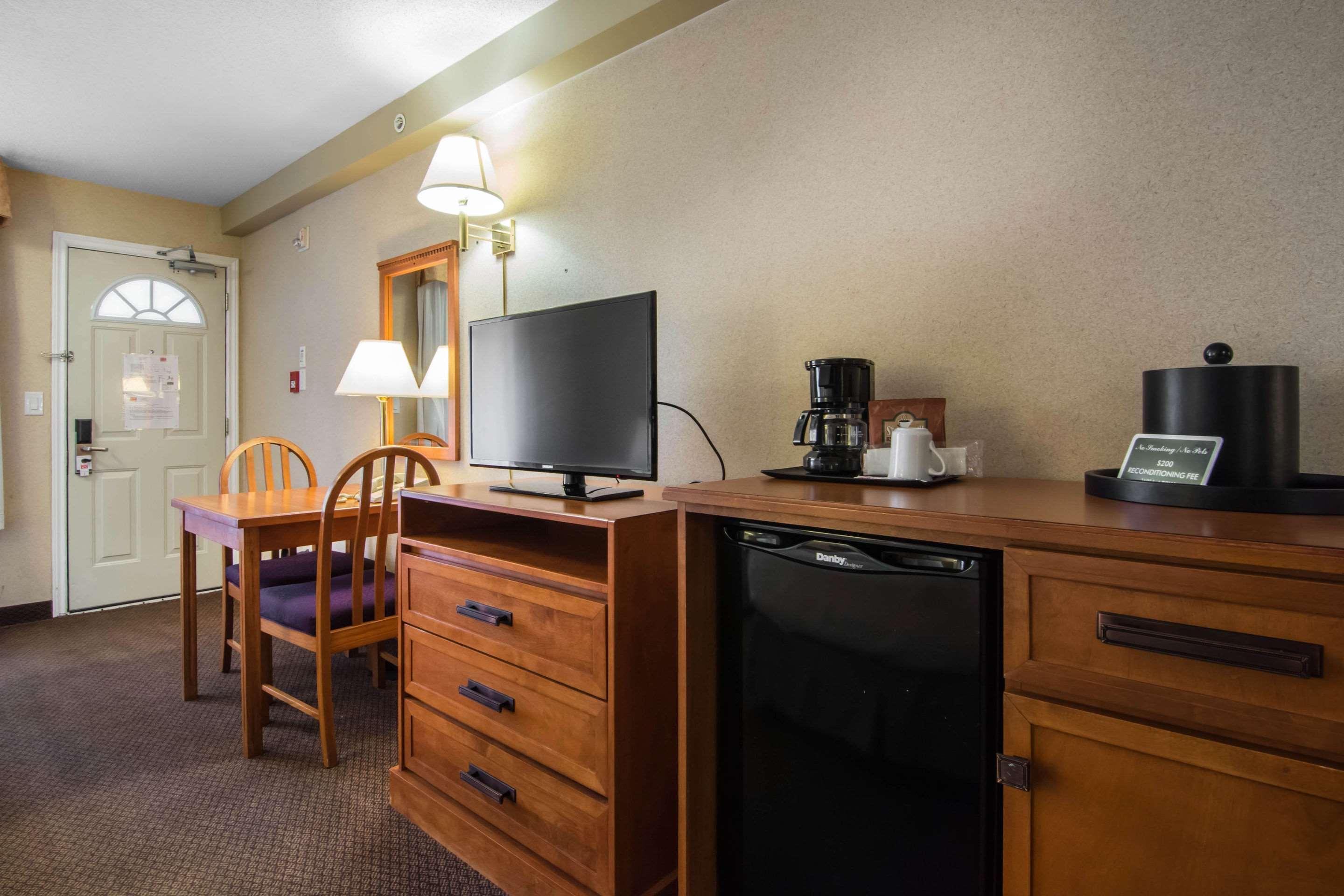 Econo Lodge Inn & Suites University YYC Exterior foto
