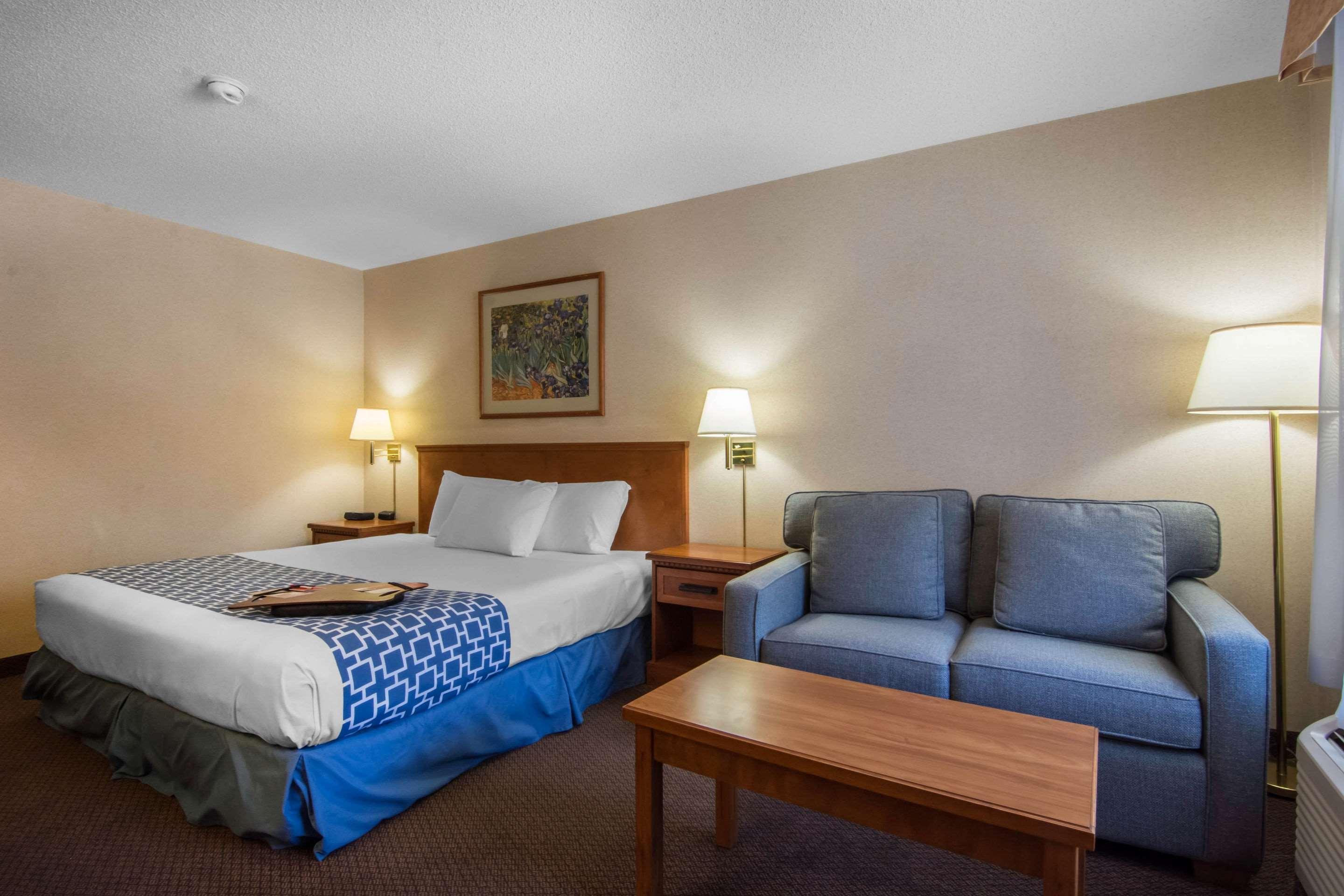 Econo Lodge Inn & Suites University YYC Exterior foto
