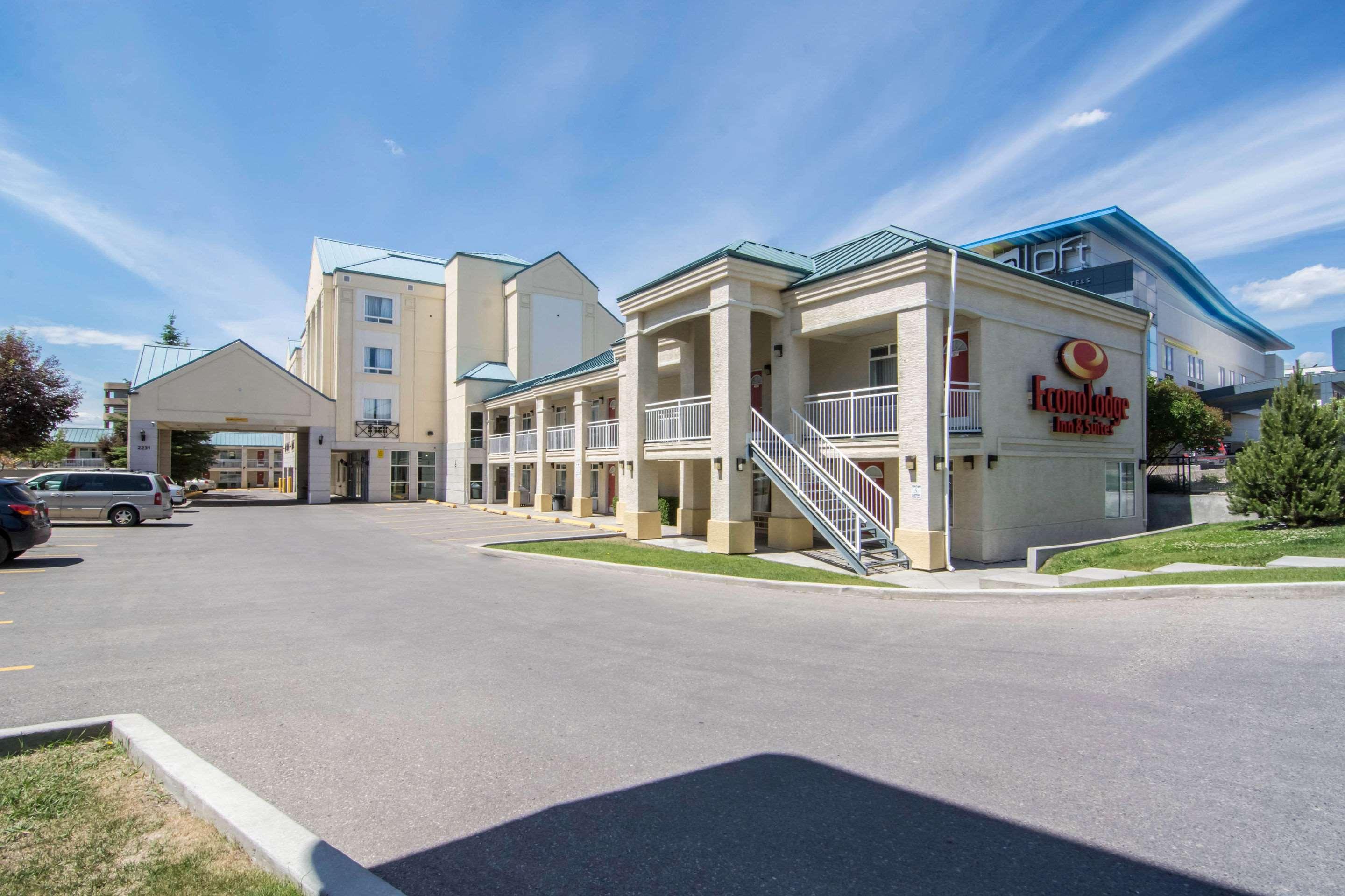 Econo Lodge Inn & Suites University YYC Exterior foto
