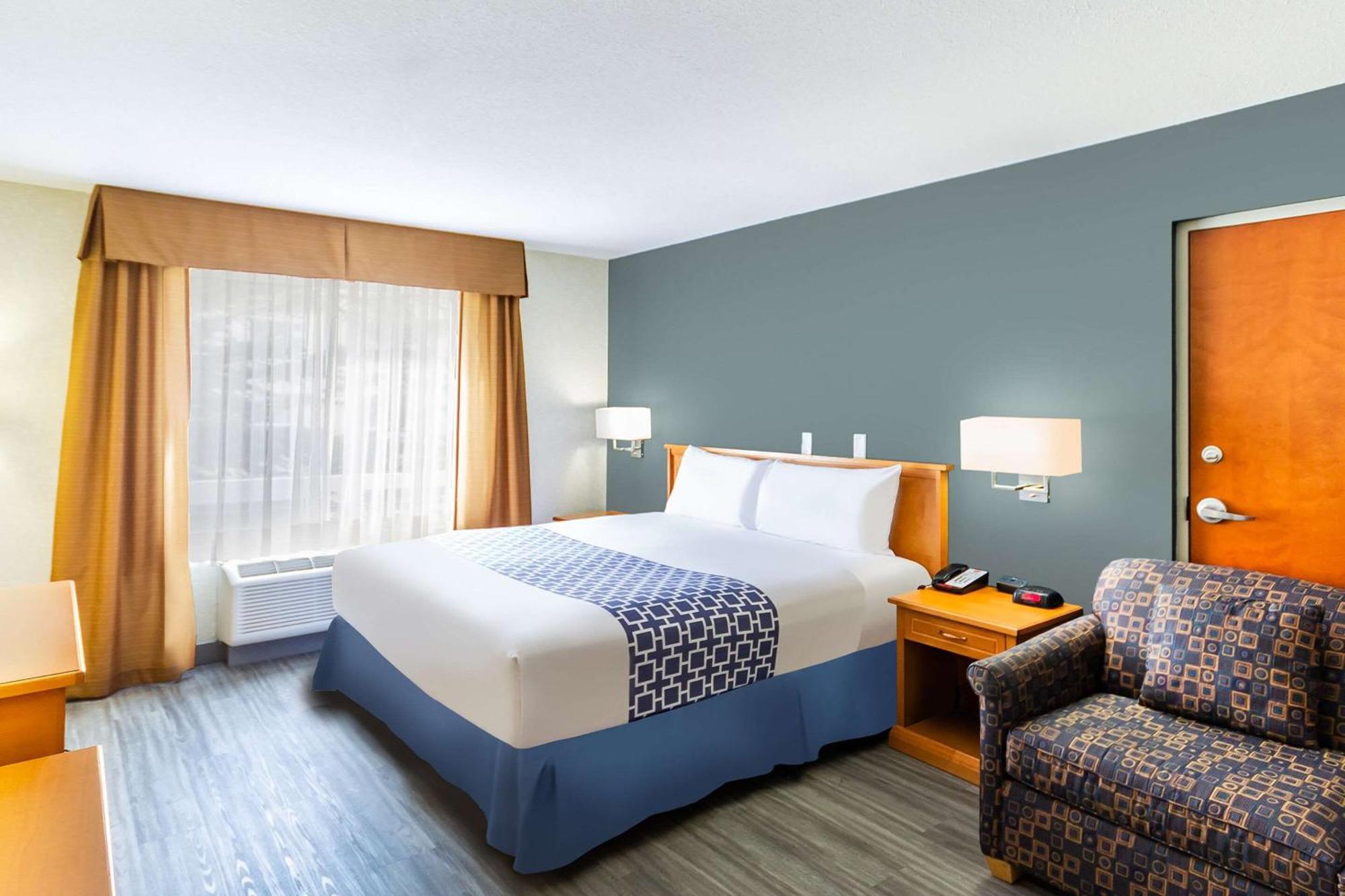 Econo Lodge Inn & Suites University YYC Exterior foto